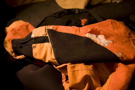 Die Ärmel von der Paddeljacke sind genau neben den eingenähten Protektoren abgewetzt.