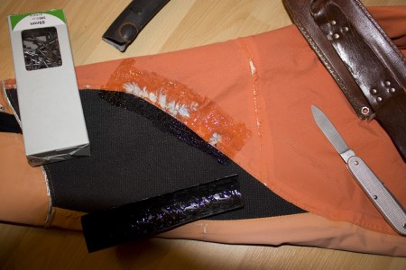 Paddeljacke und Schlauch verkleben